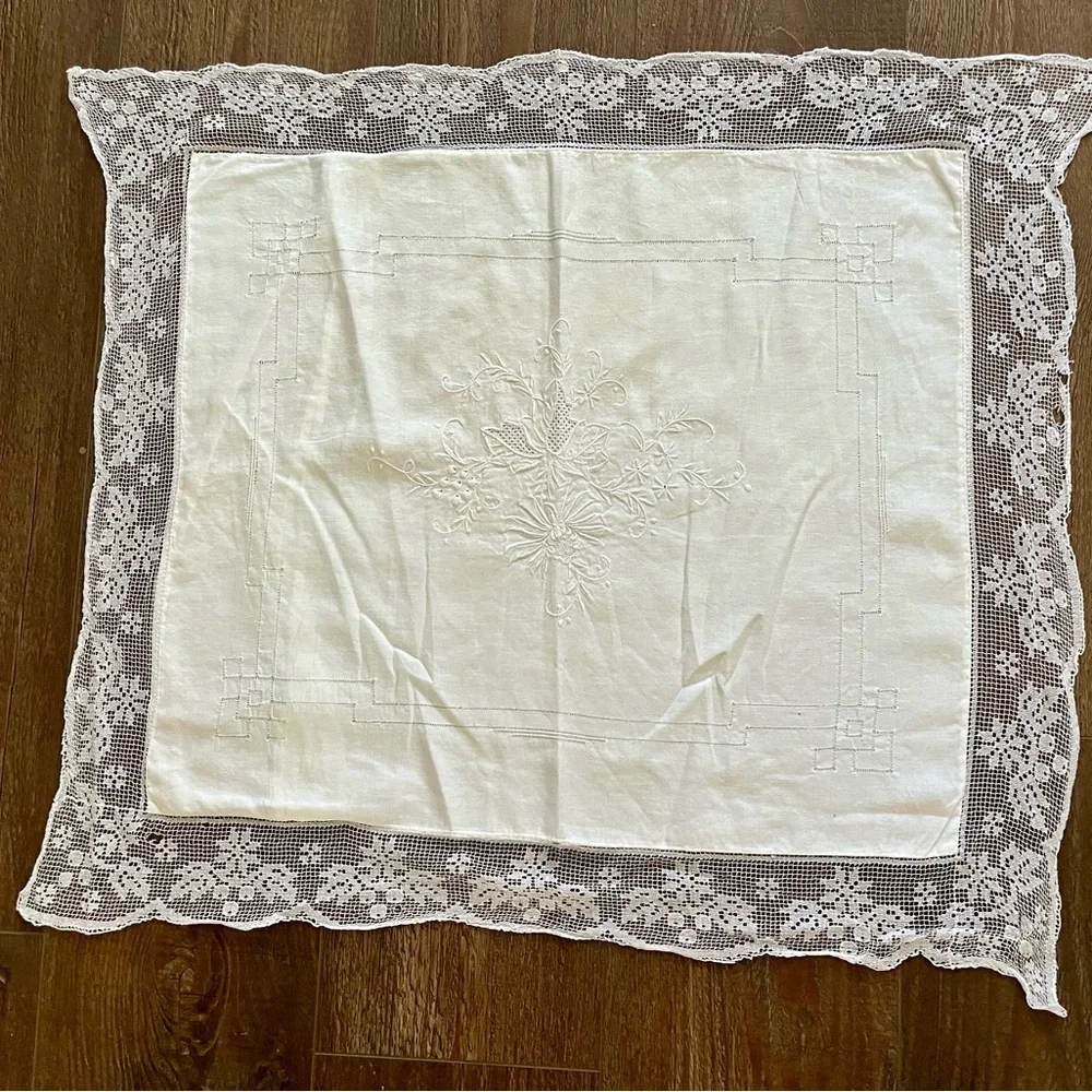 White Lace Trimmed Tablecloth 22/24 inches